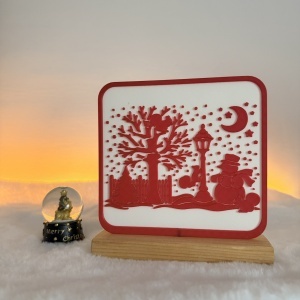 Decorațiune Crăciun, Peisaj de Iarnă – Eco-friendly, Baza din Lemn Natural, Alb/Rosu, 17cm, Handmade, Decor Interior Birou, Sufragerie, Cadou Crăciun, Printat 3D din PLA Eco (plastic biodegradabil), DECORADI® - Img 2