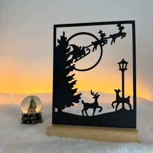 Decorațiune Crăciun Scenă cu Moș Crăciun și Reni – Eco-friendly, Baza din Lemn Natural, Negru 19cm, Handmade, Decor Interior Birou, Sufragerie, Cadou Crăciun, Printat 3D din PLA Eco (plastic biodegradabil), DECORADI® - Img 2