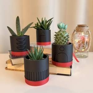 Set 4 Ghivece pentru plante mici (plantele nu sunt incluse), Diametru intern 6 cm, Rosu / Negru, Printat 3D din PLA ECO(plastic biodegradabil)