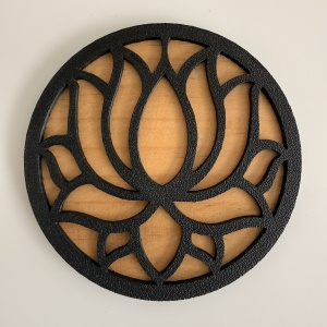 Set 4 suporturi / coastere pahare, Lotus, rotund, diametru 10.5 cm, baza din lemn natural, Negru / Auriu, cutie inclusa, imprimate 3D - Img 4