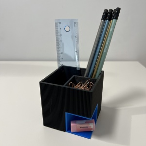 Suport articole birou 2 in 1, Multifunctional, Suport instrumente de scris si accesorii + compartiment inferior fix, Albastru/Negru, 8 CM, imprimat 3D din PLA (Bioplastic)