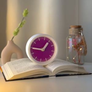 Ceas de birou - Mecanism SILENTIOS – DECORADI®, Eco-friendly, Design Modern, Colectie Kaleia, Alb / Mov, Diametru 11cm – Cadou sau Ceas de camera decorativ cu design modern, Printat 3D din PLA ECO (plastic biodegradabil)