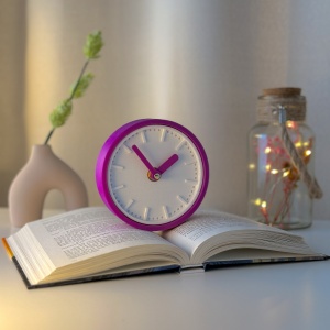 Ceas de birou - Mecanism SILENTIOS – DECORADI®, Eco-friendly, Design Modern, Colectie Spectrum, Alb / Mov, Diametru 11cm – Cadou sau Ceas de camera decorativ cu design modern, Printat 3D din PLA ECO(plastic biodegradabil)