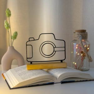 Decoratiune Casa, Camera Foto – DECORADI®, Eco-friendly, Baza din Lemn Natural, Design Modern, Negru 12cm – Cadou sau Decoratiune interior ideala pentru iubitorii de fotografie, Printat 3D din PLA ECO (plastic biodegradabil)