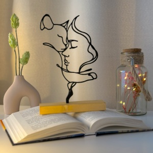 Decoratiune Casa, Chip feminin si pisica – DECORADI®, Eco-friendly, Baza din Lemn Natural, Design Modern, Negru 21cm – Cadou sau Decoratiune de interior ideala pentru iubitorii de animale, Printat 3D din PLA ECO (plastic biodegradabil)