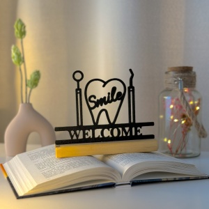 Decoratiune Casa, Dentist – DECORADI®, Eco-friendly, Baza din Lemn Natural, Design Modern, Negru 13cm – Cadou sau Decoratiune de interior ideala pentru Medic Stomatolog, Printat 3D din PLA Eco(plastic biodegradabil)