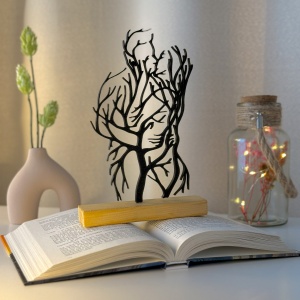 Decoratiune Casa, Indragostiti imbratisati – DECORADI®, Eco-friendly, Baza din Lemn Natural, Design Modern, Negru 21cm – Cadou sau Decoratiune de interior ideala pentru cupluri, Printat 3D din PLA Eco (plastic biodegradabil)