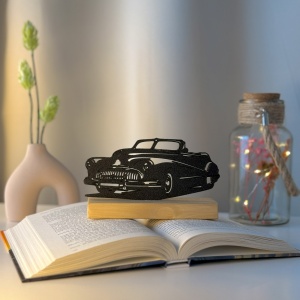 Decoratiune Casa, Masina Clasica Anii '50 – DECORADI®, Eco-friendly, Baza din Lemn Natural, Cadou sau Decoratiune de interior pentru ideala iubitorii de masini, Design Modern, Negru 9cm, Printat 3D din PLA Eco (plastic biodegradabil)