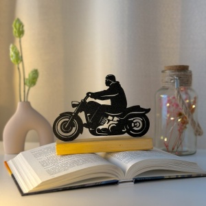 Decoratiune Casa, Motociclist – DECORADI®, Eco-friendly, Baza din Lemn Natural, Design Modern, Negru 12cm – Cadou sau Decoratiune de interior ideala pentru iubitorii de Moto, Printat 3D din PLA ECO(plastic biodegradabil)