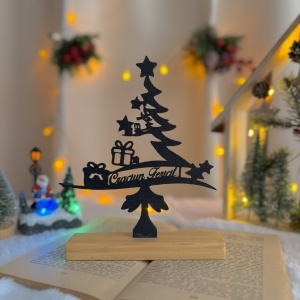 Decorațiune Crăciun, Brad "Crăciun Fericit" – Eco-friendly, Baza din Lemn Natural, Negru, 20.5cm, Handmade, Decor Interior Birou, Sufragerie, Cadou Crăciun, Printat 3D din PLA Eco (plastic biodegradabil), DECORADI®