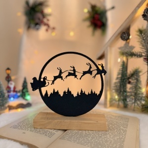 Decorațiune Crăciun, Moș Crăciun cu Renii – Eco-friendly, Baza din Lemn Natural, Negru 14.5cm, Handmade, Decor Interior Birou, Sufragerie, Cadou Crăciun, Printat 3D din PLA Eco (plastic biodegradabil), DECORADI®