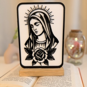 Decoratiune religioasa Fecioara Maria – DECORADI®, Eco-friendly, Baza din Lemn Natural, Design Modern, Alb / Negru 22 cm – Cadou sau Decoratiune de interior spirituala si minimalista, Printat 3D din PLA Eco (plastic biodegradabil)