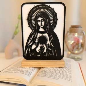 Decoratiune religioasa Fecioara Maria – DECORADI®, Eco-friendly, Baza din Lemn Natural, Design Modern, Alb / Negru 20 cm – Cadou sau Decoratiune de interior spirituala si minimalista, Printat 3D din PLA Eco (plastic biodegradabil)