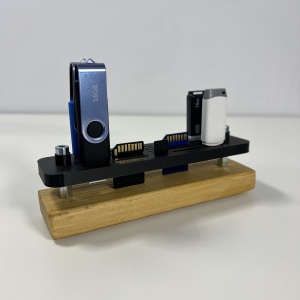 Organizator 6 Memorii USB, 8 Carduri SD, 6 Carduri MicroSD cu baza din lemn natural, Negru, 16 X 4 X 5 cm, imprimat 3D din PLA (Bioplastic)