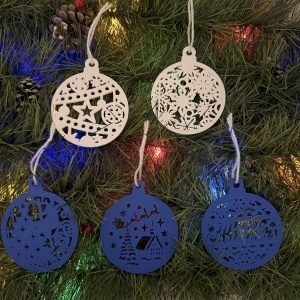 Set 5 ornamente brad Craciun Eco-friendly, Alb/Albastru, diametru 9 cm, Cadou Crăciun, Printat 3D din PLA Eco (plastic biodegradabil), DECORADI®
