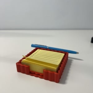 Suport pentru notite de birou cu spatiu dedicat pentru pixuri + sablon pentru liste personalizate, Rosu,9.5 cm, imprimat 3D din PLA (Bioplastic)