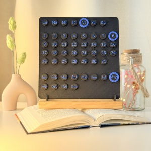 Calendar decorativ birou – Perpetuu, DECORADI®, Eco-friendly, Baza din Lemn Natural, Design Abstract, negru / albastru, 23cm – Cadou sau Decoratiune de interior cu design modern, Printat 3D din PLA ECO (plastic biodegradabil)