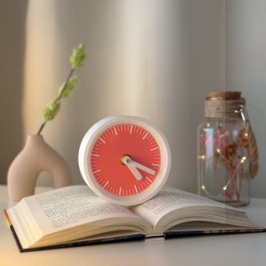 Ceas de birou - Mecanism SILENTIOS – DECORADI®, Eco-friendly, Design Modern, Colectie Kaleia, Alb / Roz, Diametru 11cm – Cadou sau Ceas de camera decorativ cu design modern, Printat 3D din PLA ECO (plastic biodegradabil)