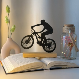 Decoratiune Casa, Biciclist – DECORADI®, Eco-friendly, Baza din Lemn Natural, Design Modern, Negru 15cm – Cadou sau Decoratiune de interior ideala pentru ciclisti, Printat 3D din PLA Eco (plastic biodegradabil)