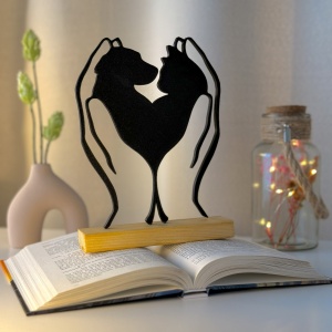 Decoratiune Casa, Caine si Pisica tinute in palme – DECORADI®, Eco-friendly, Baza din Lemn Natural, Design Modern, Negru 20cm – Cadou sau Decoratiune de interior ideala pentru iubitorii de animale, Printat 3D din PLA (plastic biodegradabil)