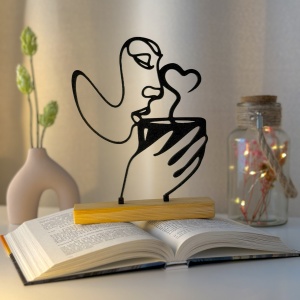 Decoratiune Casa, Chip feminin savurand din cafea – DECORADI®, Eco-friendly, Baza din Lemn Natural, Design Modern, Negru 20cm – Cadou sau Decoratiune de interior ideala pentru iubitorii de cafea, Printat 3D din PLA (plastic biodegradabil)