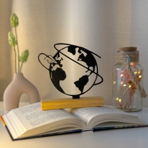 Decoratiune Casa, Glob Pamantesc – DECORADI®, Eco-friendly, Baza din Lemn Natural, Design Modern, Negru 15cm – Cadou sau Decoratiune de interior ideala pentru iubitorii de calatorii, Printat 3D din PLA ECO(plastic biodegradabil)
