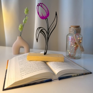 Decoratiune Casa, Lalea – DECORADI®, Eco-friendly, Baza din Lemn Natural, Cadoul Perfect pentru persoana IUBITA, Negru / Mov 22 cm – Decoratiune de interior cu Design Modern, Printat 3D din PLA Eco (plastic biodegradabil)