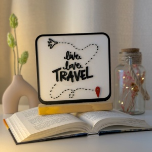 Decoratiune Casa, Live, Love, Travel – DECORADI®, Eco-friendly, Baza din Lemn Natural, Design Modern, alb/negru 15cm – Cadou sau Decoratiune de interior ideala pentru iubitorii de calatorii, Printat 3D din PLA (plastic biodegradabil)