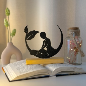 Decoratiune Casa, Masaj – DECORADI®, Eco-friendly, Baza din Lemn Natural, Design Modern, Negru 15cm – Cadou sau Decoratiune de interior ideala pentru salon de masaj, Printat 3D din PLA ECO(plastic biodegradabil)