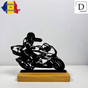 Decoratiune Casa, Motociclist – DECORADI®, Eco-friendly, Baza din Lemn Natural, Design Modern, Negru 13cm – Cadou sau Decoratiune de interior ideala pentru iubitorii de Moto, Printat 3D din PLA ECO(plastic biodegradabil) - Img 2