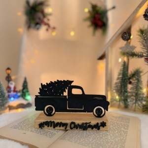 Decorațiune Crăciun, Mașinuță cu Brad și Text „Merry Christmas”– Eco-friendly, Baza din Lemn Natural, Negru 9.5cm, Handmade, Decor Interior Birou, Sufragerie, Cadou Crăciun, Printat 3D din PLA Eco (plastic biodegradabil), DECORADI®