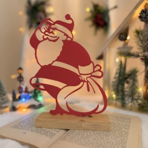 Decorațiune Crăciun, Moș Crăciun cu Sacul de Cadouri – Eco-friendly, Baza din Lemn Natural, Rosu 21.5cm, Handmade, Decor Interior Birou, Sufragerie, Cadou Crăciun, Printat 3D din PLA Eco (plastic biodegradabil), DECORADI®