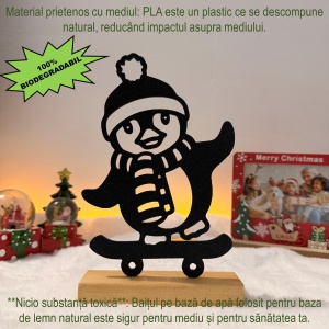Decorațiune Crăciun, Pinguin pe Skateboard – Eco-friendly, Baza din Lemn Natural, Negru 21.5cm, Handmade, Decor Interior Birou, Sufragerie, Cadou Crăciun, Printat 3D din PLA Eco (plastic biodegradabil), DECORADI® - Img 4