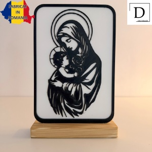 Decoratiune religioasa Fecioara Maria cu Pruncul – DECORADI®, Eco-friendly, Baza din Lemn Natural, Design Modern, Alb / Negru 22 cm – Cadou sau Decoratiune de interior spirituala si minimalista, Printat 3D din PLA Eco (plastic biodegradabil) - Img 2