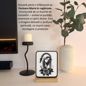 Decoratiune religioasa Fecioara Maria in rugaciune – DECORADI®, Eco-friendly, Baza din Lemn Natural, Design Modern, Alb / Negru 19 cm – Cadou sau Decoratiune de interior spirituala si minimalista, Printat 3D din PLA Eco (plastic biodegradabil) - Img 4