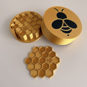 Set 6 suporturi / coastere pahare, Albinute, hexagon, diametru 9 cm, Auriu, cutie inclusa, imprimate 3D
