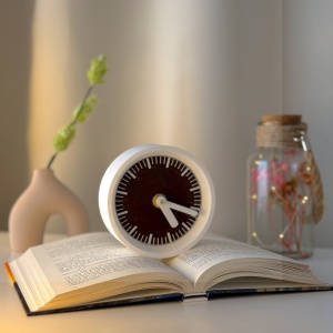 Ceas de birou - Mecanism SILENTIOS – DECORADI®, Eco-friendly, Design Modern, Colectie Kaleia, Alb / Maro, Diametru 11cm – Cadou sau Ceas de camera decorativ cu design modern, Printat 3D din PLA ECO (plastic biodegradabil)