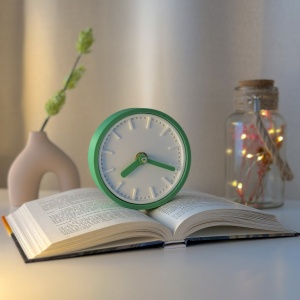 Ceas de birou - Mecanism SILENTIOS – DECORADI®, Eco-friendly, Design Modern, Colectie Spectrum, Alb / Verde deschis, Diametru 11cm – Cadou sau Ceas de camera decorativ cu design modern, Printat 3D din PLA ECO(plastic biodegradabil)