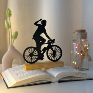 Decoratiune Casa, Biciclist – DECORADI®, Eco-friendly, Baza din Lemn Natural, Design Modern, Negru 18cm – Cadou sau Decoratiune de interior ideala pentru ciclisti, Printat 3D din PLA Eco(plastic biodegradabil)