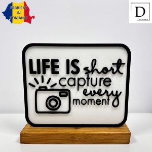 Decoratiune Casa, Capture Every Moment – DECORADI®, Eco-friendly, Baza din Lemn Natural, Design Modern, alb / negru 15cm – Cadou sau Decoratiune de interior ideala pentru iubitorii de fotografie, Printat 3D din PLA ECO (plastic biodegradabil) - Img 2