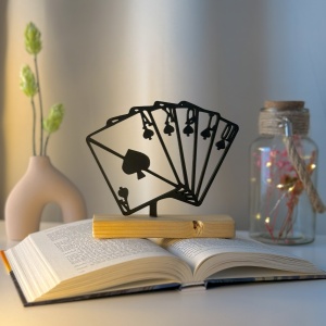 Decoratiune Casa, Chinta Roiala – DECORADI®, Eco-friendly, Baza din Lemn Natural, Design Modern, Negru 14cm – Cadou sau Decoratiune de interior pentru pasionatii de poker, Printat 3D din PLA Eco (plastic biodegradabil)