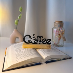 Decoratiune Casa, Coffee – DECORADI®, Eco-friendly, Baza din Lemn Natural, Design Modern, Negru 7cm – Cadou sau Decoratiune de interior ideala pentru iubitorii de cafea, Printat 3D din PLA(plastic biodegradabil)