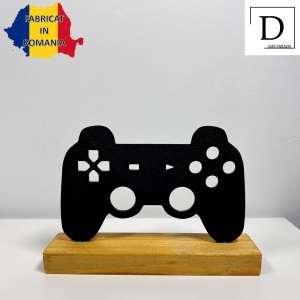 Decoratiune Casa, Controller Consola – DECORADI®, Eco-friendly, Baza din Lemn Natural, Design Modern, Negru 11.5cm – Cadou sau Decoratiune de interior ideala pentru iubitorii de jocuri video, Printat 3D din PLA(plastic biodegradabil) - Img 2