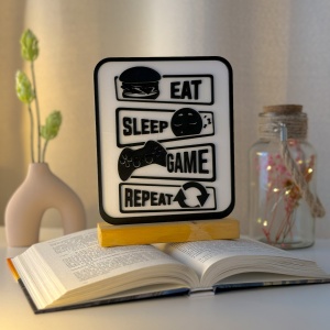 Decoratiune Casa, Gamer – DECORADI®, Eco-friendly, Baza din Lemn Natural, Design Modern, alb / negru 17cm – Cadou sau Decoratiune de interior ideala pentru iubitorii de jocuri video, Printat 3D din PLA(plastic biodegradabil)
