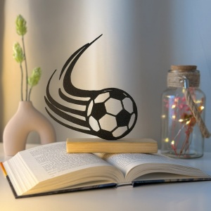 Decoratiune Casa, Minge de Fotbal – DECORADI®, Eco-friendly, Baza din Lemn Natural, Design Abstract, Negru 18cm – Cadou sau Decoratiune de interior ideala pentru iubitorii de sport, Printat 3D din PLA Eco (plastic biodegradabil)