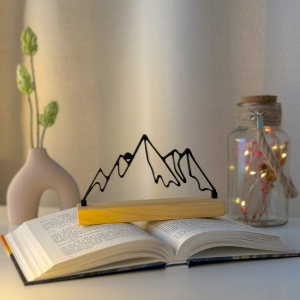 Decoratiune Casa, Munti – DECORADI®, Eco-friendly, Baza din Lemn Natural, Design Abstract, Negru 9cm – Cadou sau Decoratiune de interior ideala pentru iubitorii de drumetii in natura, Printat 3D din PLA (plastic biodegradabil)