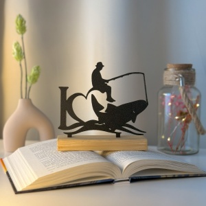 Decoratiune Casa, Pescar – DECORADI®, Eco-friendly, Baza din Lemn Natural, Design Modern, Negru 13.5cm – Cadou sau Decoratiune de interior ideala pentru iubitorii pescuitului, Printat 3D din PLA Eco (plastic biodegradabil)