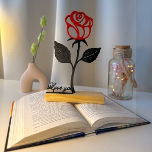 Decoratiune Casa, Trandafir LOVE YOU – DECORADI®, Eco-friendly, Baza din Lemn Natural, Cadoul Perfect pentru persoana IUBITA, Negru / Rosu 22cm – Decoratiune de interior cu Design Modern, Printat 3D din PLA (plastic biodegradabil)