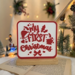 Decorațiune Crăciun, „My First Christmas”– Eco-friendly, Baza din Lemn Natural, Alb/Rosu, 17cm, Handmade, Decor Interior Birou, Sufragerie, Cadou Crăciun, Printat 3D din PLA Eco (plastic biodegradabil), DECORADI®
