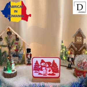 Decorațiune Crăciun, Omuleți de Zăpadă – Eco-friendly, Baza din Lemn Natural, Alb/Rosu, 14.5cm, Handmade, Decor Interior Birou, Sufragerie, Cadou Crăciun, Printat 3D din PLA Eco (plastic biodegradabil), DECORADI® - Img 3